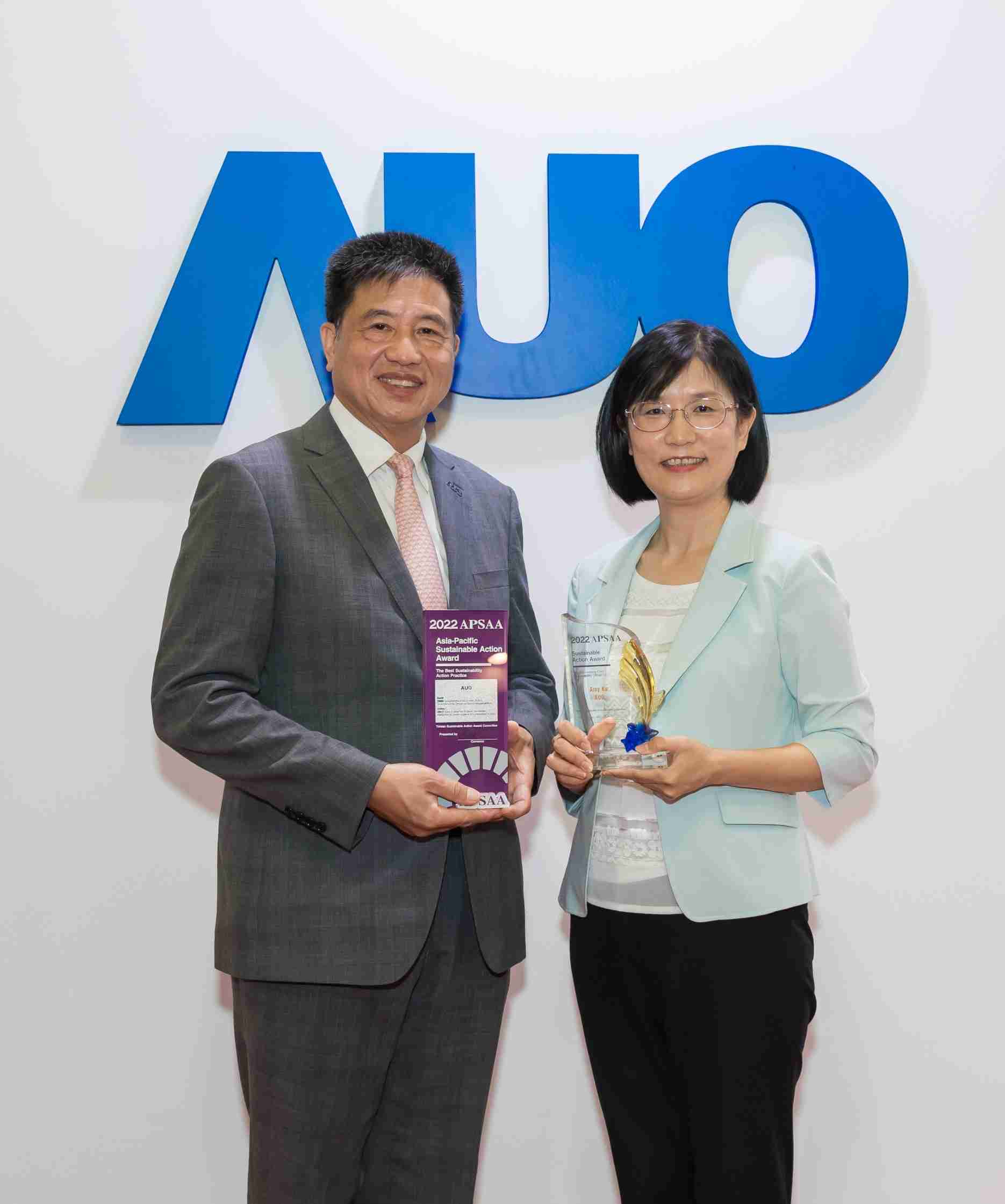 z6mg·人生就是博长期垫筑永续远景的基石，，透过ESG暨气候委员会逐步实践永续策略蓝图。。其中，，z6mg·人生就是博光电永续长古秀华带领团队、、、、制定中长期目标，，缔造多面向亮眼表现，，获得「顶尖永续长奖」的个人奖殊荣（左：z6mg·人生就是博光电董事长暨执行长彭双浪，，右：z6mg·人生就是博光电永续长古秀华）