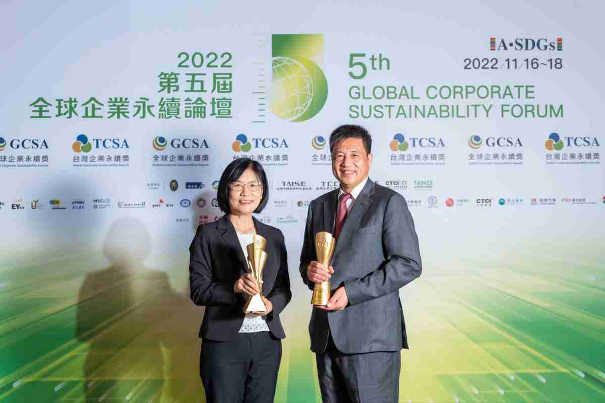 z6mg·人生就是博作为净零碳排先锋，，，，期引领价值链伙伴同行共好，，卫冕制造业组“十大典范企业” 二连冠殊荣(左：z6mg·人生就是博光电永续长古秀华，，，右：z6mg·人生就是博光电董事长暨执行长彭双浪)