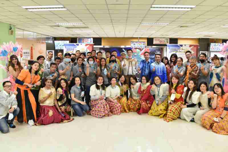 友達推動「安心、、、、創新、、用心、、、同心、、盡心」五星職旅，，，為菲籍員工打造全方位照護，，首度贏得「人權實踐與發展領袖獎」殊榮