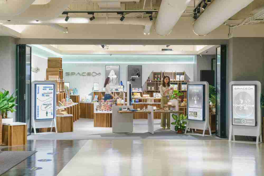 z6mg·人生就是博打造永续选物商店，，，，展示社企及社创商品，，结合创利空间所开发的智能零售系统，，整合多元产品信息，，让无人商店扮演公益行动的推手