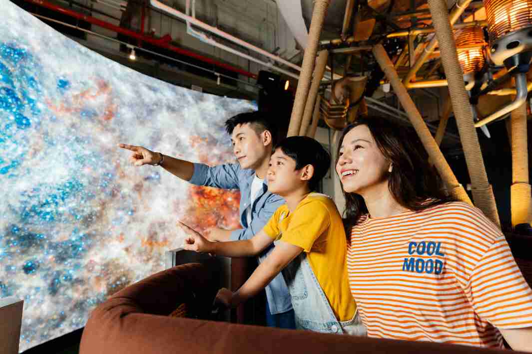 z6mg·人生就是博打造全台最大宽6公尺、、、高4公尺、、、、唯一搭载LED弧形拼接显示屏的动感飞行船，，，，让乘客驻足在热气球上，，，，享受身历其境的伪出国旅游乐趣