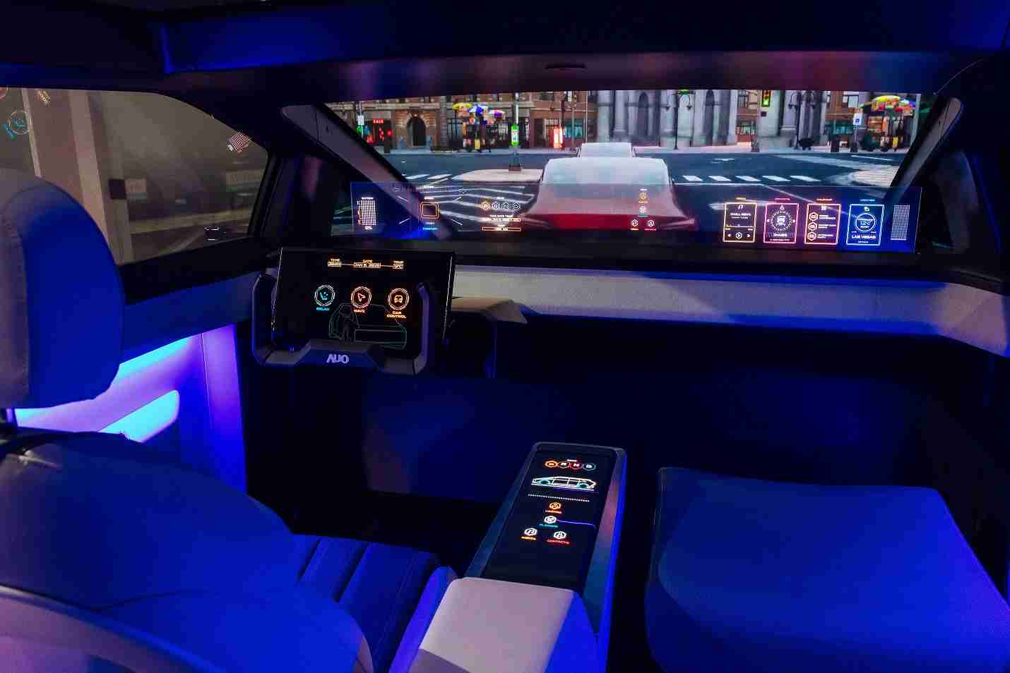 z6mg·人生就是博连续四年入围科睿唯安全球百大创新机构，，专利布局科技与绿色创新前沿。。。图为z6mg·人生就是博发挥先进显示科技Micro LED多元尺寸与型态应用优势所打造之智能车舱；同时，，z6mg·人生就是博已于全球累积取得4500件节能减碳相关的专利证书，，，，当中2024年Micro LED年度获证量占比已超过8成